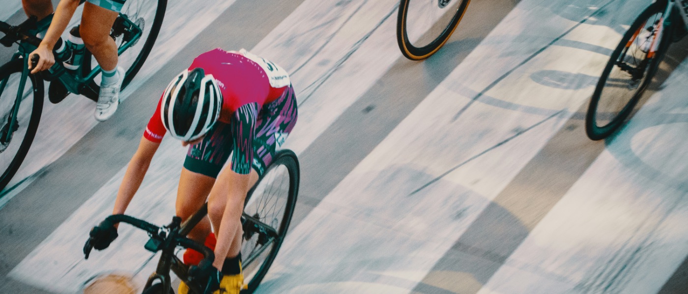 Analyst beobachtet Markt- und Wettbewerbsdaten auf Dashboards