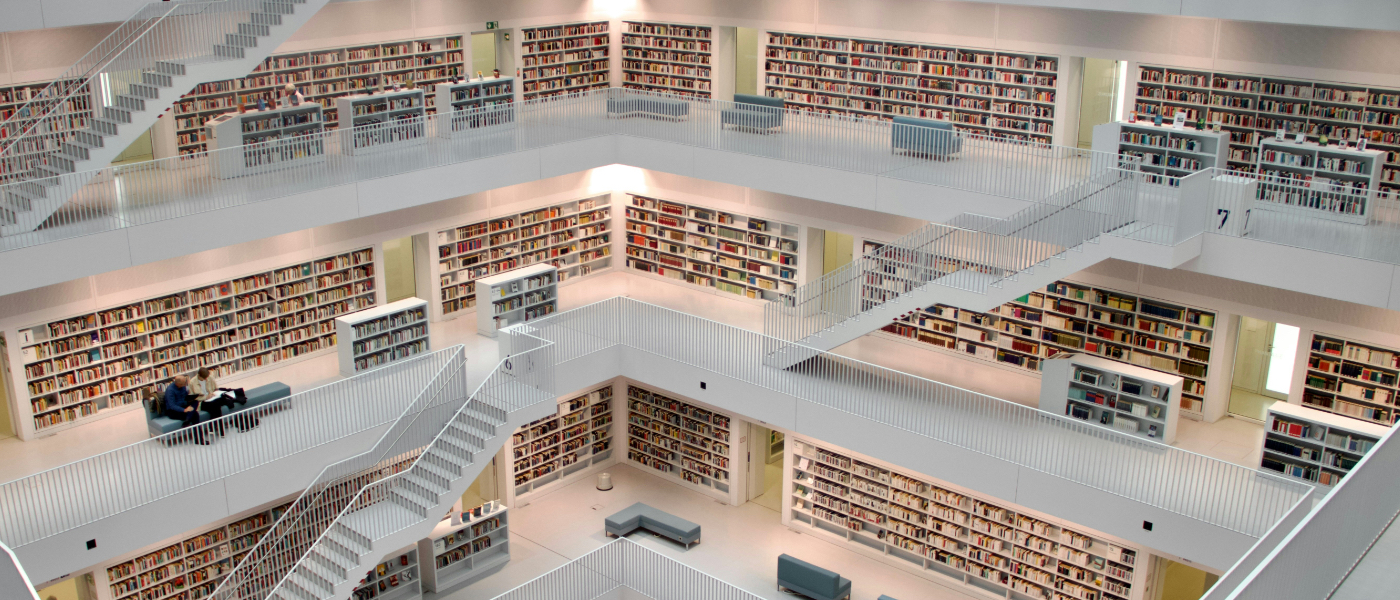 Mitarbeiter nutzt KI zur Pflege des Wissensmanagements